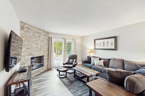 Budget-Friendly Condo, Steps from the New Bear Back Poma