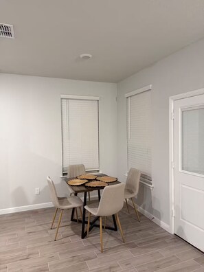 Dining - Peaceful house in Crowley perfect for a relaxing getaway (Crowley)