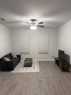 Living area - Peaceful house in Crowley perfect for a relaxing getaway (Crowley)
