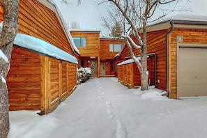 A snow-covered wooden building with a central corridor and a garage. - Gorgeous country lodge with private sauna, deck & fireplace - near National Park (Jackson)