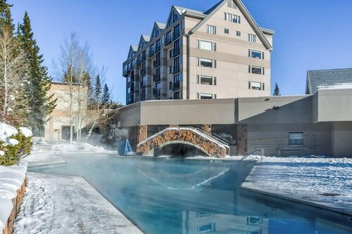 Lovely ski-in/ski-out resort home w/shared pool, hot tub, sauna, fitness center