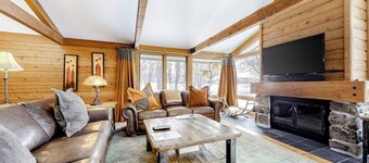 Gorgeous country escape with deck & wood-burning fireplace -  near hiking trails