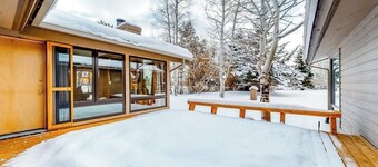 Gorgeous country escape with deck & wood-burning fireplace - near hiking trails