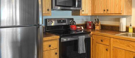 Frigorífico, microondas, horno y placa de cocina