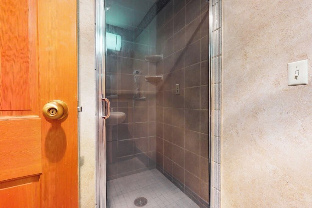 Douche, séchoir à cheveux, serviettes fournies