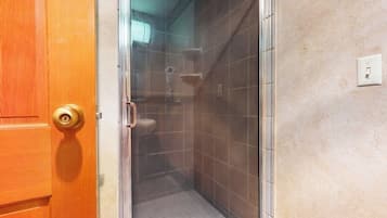 Douche, séchoir à cheveux, serviettes fournies