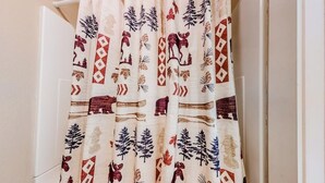Un rideau de douche orné d’un motif inspiré de la nature.