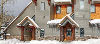 Serene mountain-view condo with skiing, washer/dryer, gas grill, & patio