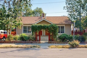 Ein einstöckiges Haus mit Veranda, Garage und Auffahrt.
