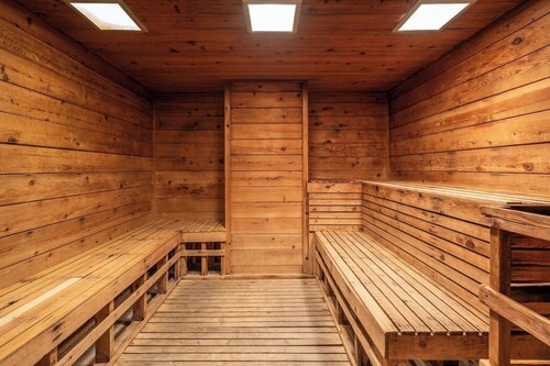 Ski-in/out condo with mountain views, pool, hot tub, sauna, gym & fireplace