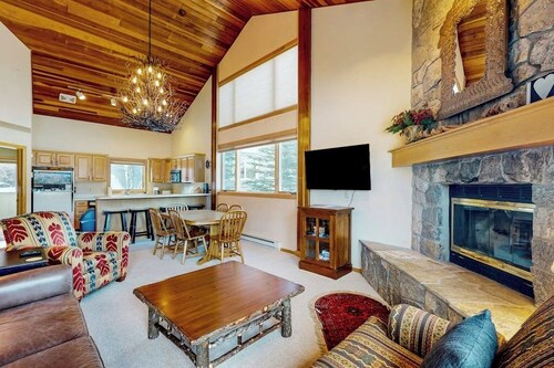 Ski-in/out condo near Lake Levinsky with balcony, ski & mountain views
