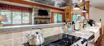 Beautiful condo with full kitchen, mountain views