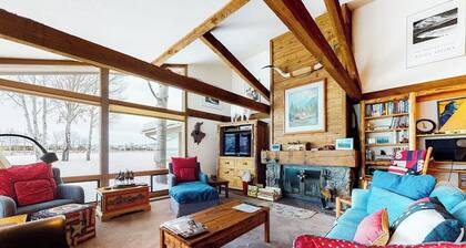 Country townhome next to golf course with mountain view & vaulted ceilings