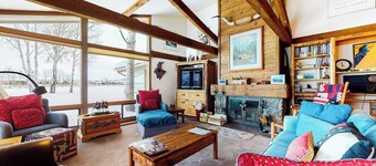 Country townhome next to golf course with mountain view & vaulted ceilings