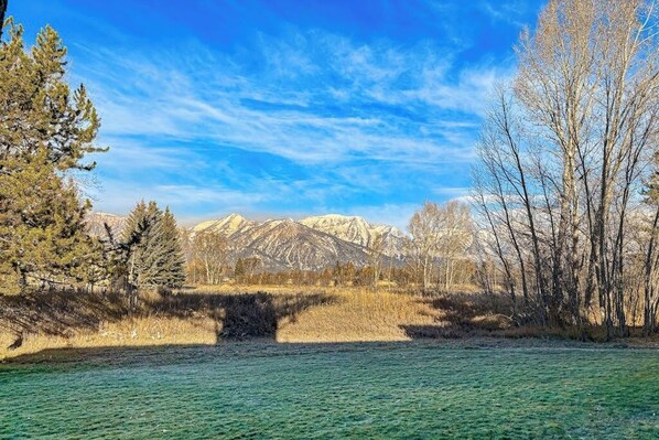 A natural landscape with mountains, trees, and a clear sky. - Rustic townhome near golf course with private sauna & deck (Jackson)