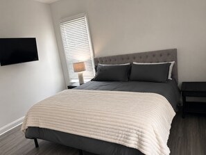 4 bedrooms, iron/ironing board, WiFi, bed sheets - Brand New 2026 Home, Private Pool + Hot Tub, Historic District Balconies (St. Augustine)