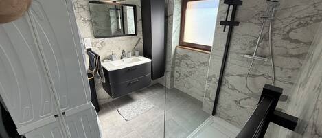 Haartrockner, Handtücher, Seife, Toilettenpapier