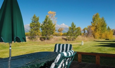 Rustic townhome near Jackson Hole Golf & Tennis Club with private sauna & deck