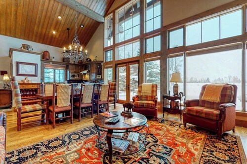Luxury & secluded cabin w/furnished deck, wood fireplace, mountain & river views