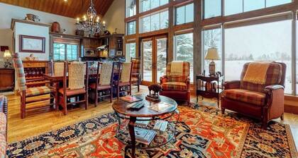 Luxury & secluded cabin w/furnished deck, wood fireplace, mountain & river views