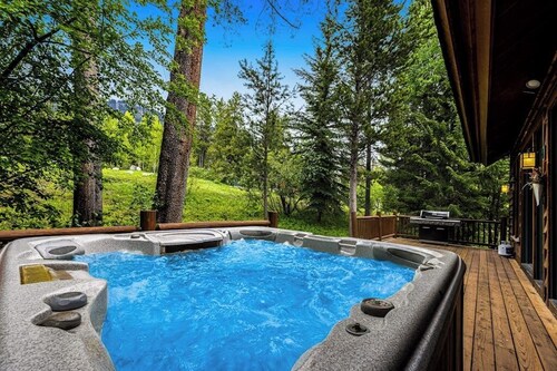 Spacious Cozy Cabin w/ Deck, Private Hot Tub, Grill - Amazing In-Village Locale