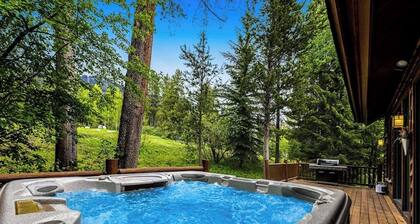 Spacious Cozy Cabin w/ Deck, Private Hot Tub, Grill - Amazing In-Village Locale