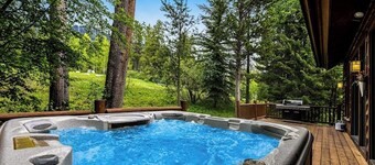 Spacious Cozy Cabin w/ Deck, Private Hot Tub, Grill - Amazing In-Village Locale