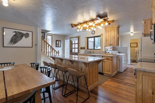 Inviting condo with mountain views, great location & fireplace