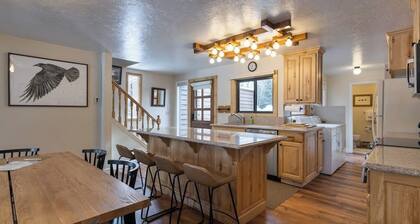 Inviting condo with mountain views, great location & fireplace