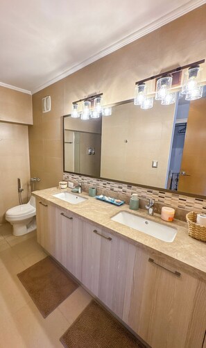 Shower, bidet, towels, soap - Stunning Beachfront Condo in P.H. Bahia (Nueva Gorgona)