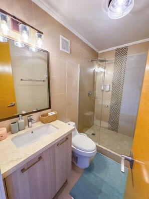 Dusche, Bidet, Handtücher, Seife