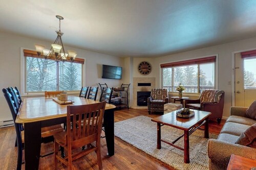 Spacious condo near downtown Jackson with furnished deck, mtn views & grill