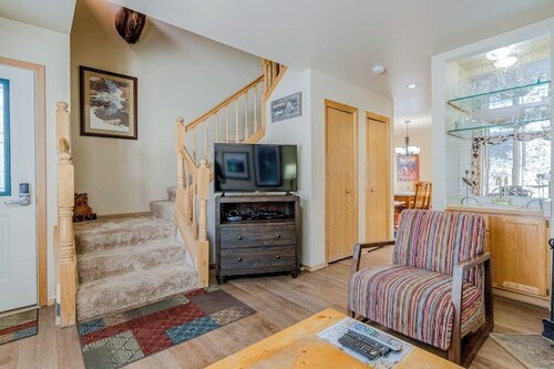 Spacious townhouse with ski & mountain views, deck, grill, & fireplace
