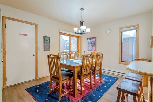 Spacious townhouse with ski & mountain views, deck, grill, & fireplace