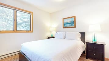 4 bedrooms, iron/ironing board, WiFi (free), bed sheets