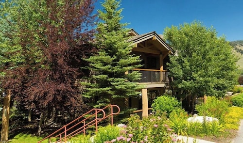 Quaint mountain condo w/two fireplaces, mountain views, balcony & great location