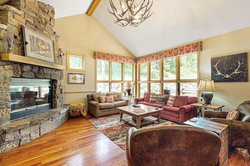 Spacious, ski-in/out home with furnished patio, private hot tub & grill