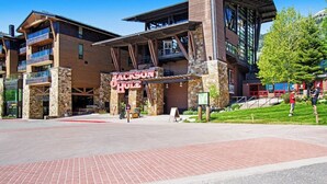 Un immeuble à plusieurs étages, sur lequel on peut voir une enseigne bien visible indiquant « Jackson Hole ».