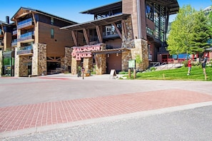 Ein mehrstöckiges Gebäude mit einem auffälligen Schild, auf dem 'Jackson Hole' steht.