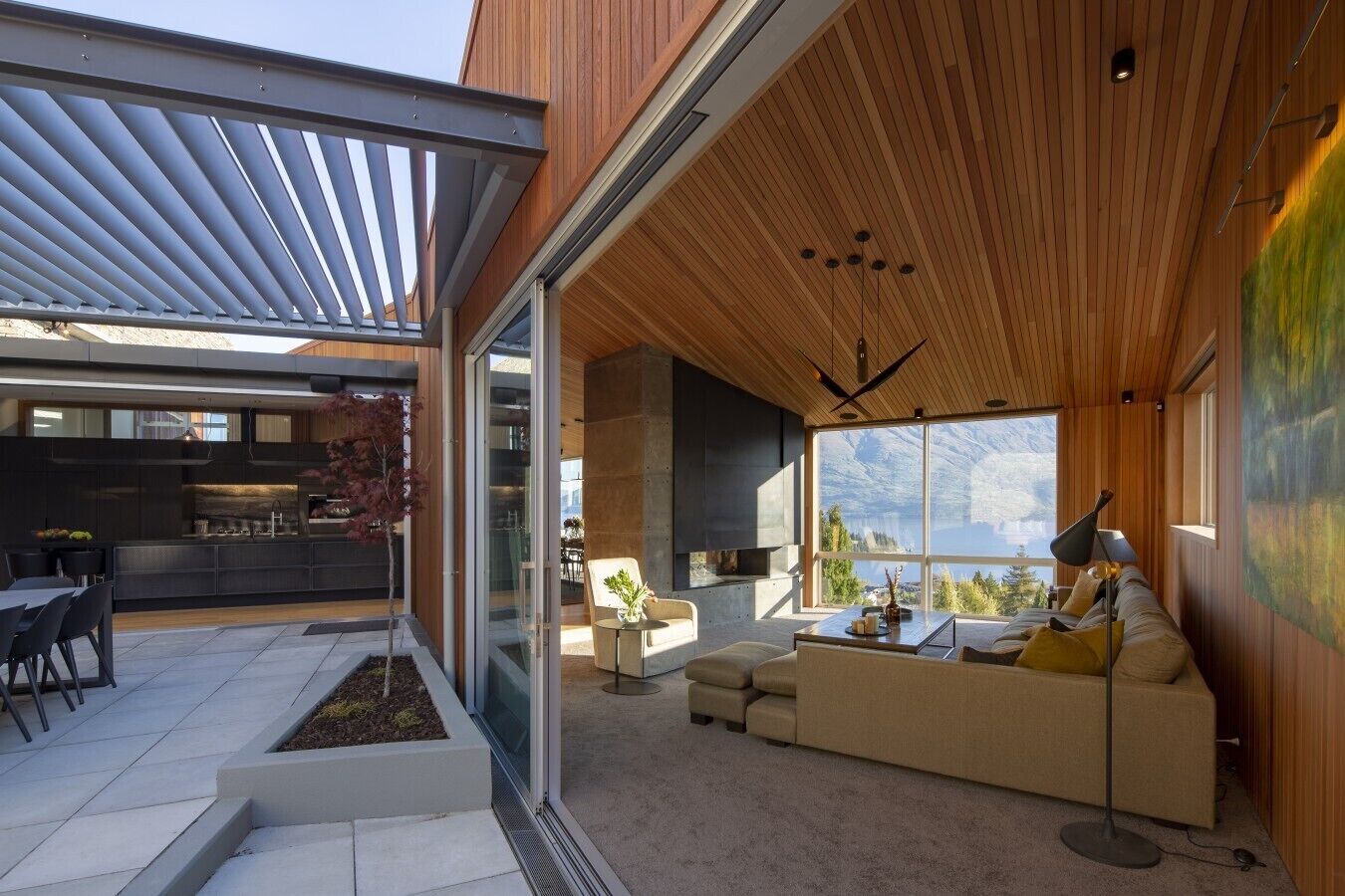 Een modern interieur met een groot raam, een bank en een eethoek.