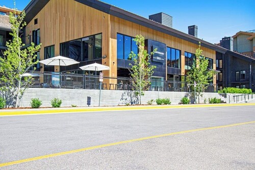 Mountain condo in downtown Teton Village w/shared hot tub, outdoor pools, & more