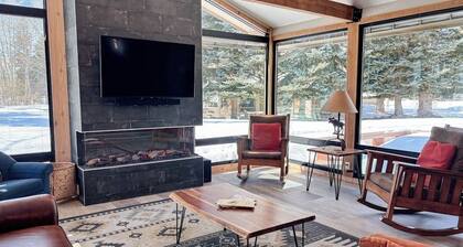 Spacious home with deck, washer/dryer, mountain views & high-speed WiFi