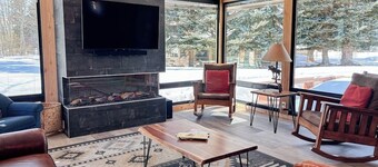 Spacious home with deck, washer/dryer, mountain views & high-speed WiFi