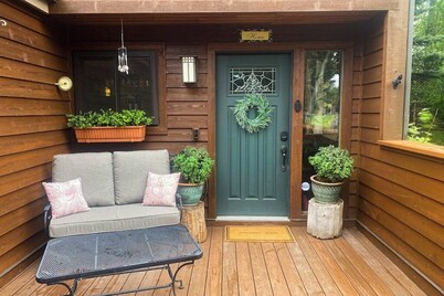 Wilderness retreat near Grand Teton with sprawling deck, children's items & W/D