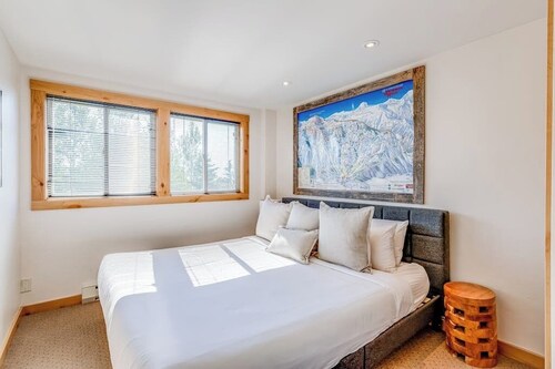 Second-floor condo 1/2 mile to lifts with ski shuttle, pool, hot tubs & tennis