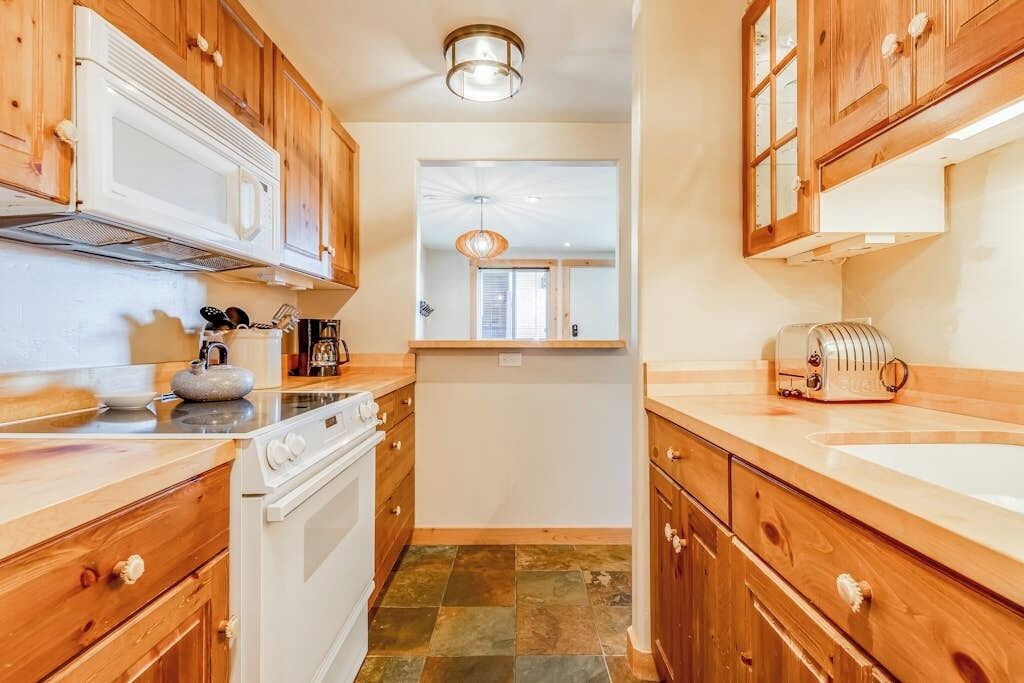 Coffee/tea maker, fridge, microwave, oven