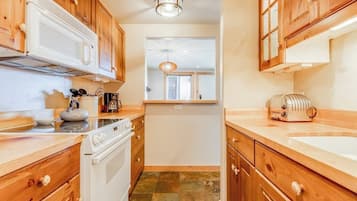 Coffee/tea maker, fridge, microwave, oven