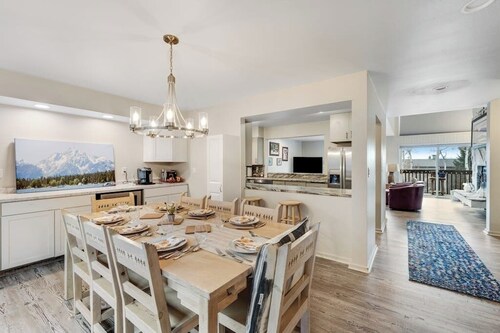 Dog-friendly condo with pool, 3 tennis courts, hot tub, & fireplace