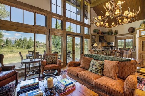 Impressive mtn-view home near national parks with deck, fireplace, & streaming