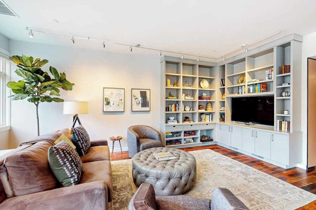 Fernseher, Kamin, Bücher